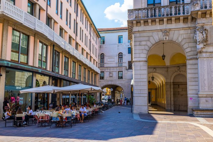 Tavoli all'aperto in piazza