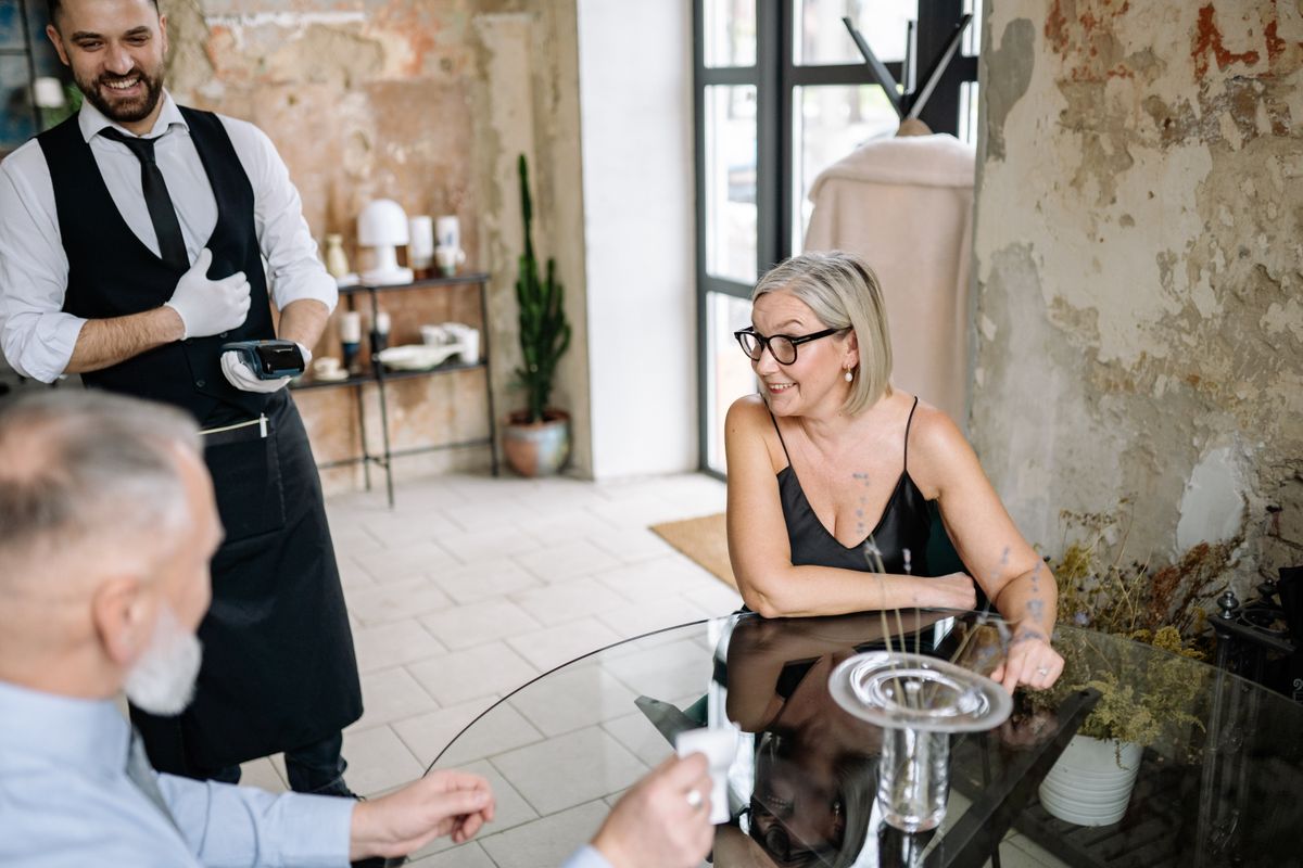 Pagamento al tavolo in un ristorante elegante