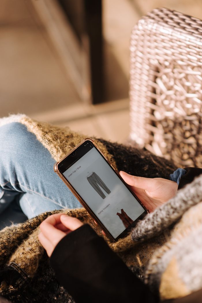 Cliente che legge un'offerta sullo smartphone