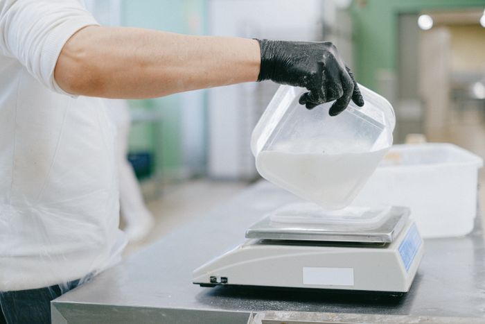 Pesatura degli ingredienti su bilancia digitale
