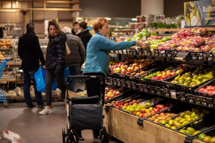 Clienti al reparto ortofrutta