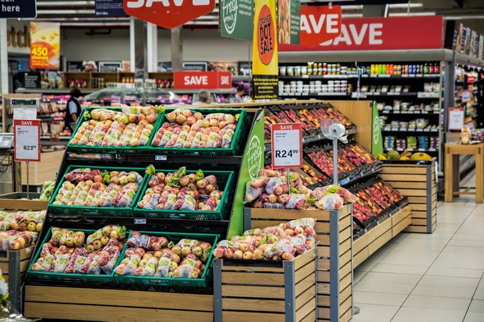 Reparto frutta con cartelli di sconto